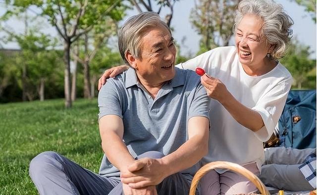 小叔和小婶的80年代爱情故事：丈母娘堵上门骂，考上大学态度变了