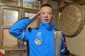 突发武汉闹市！又是这个蓝衣老兵图片
