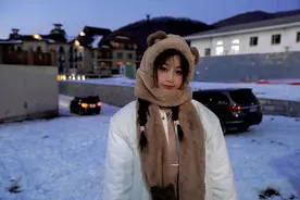 虞书欣雪地玩耍元气满满 戴小熊帽子甜美可爱图片