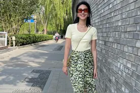 没想到，一到夏天碎花裙又卷土重来，跟着时髦精这么穿，优雅时髦图片