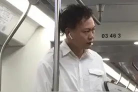 陈奕迅深圳独自坐地铁似路人，乘客低头玩手机无人理，遭嘲已过气图片