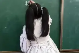 90后老师穿“洛丽塔”上课，家长表示反对，老师道：这是个人自由图片