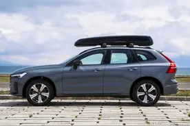 多了原厂车顶行李箱，贵3万多，沃尔沃XC60峡湾版值得入手吗？图片