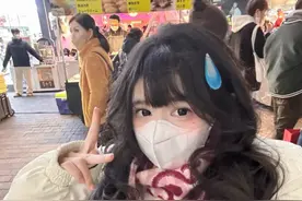 蔡萝莉穿蛋糕裙站江边跳舞，网友却在关注她的鞋子：3岁小孩？图片