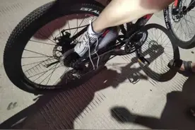 揪心！开远一小男孩脚卡自行车后轮……图片