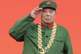 能文能武指导员，一级战斗英雄，特等功臣李延年人民大会堂授勋！图片