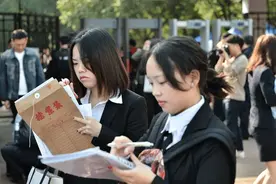 这四种家庭的孩子别考公务员，再努力也是白费力气，政审无法通过图片