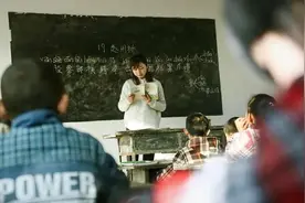 当年轻人“曲线上岸”后：有了编制，没了生活图片