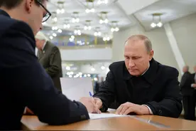 俄罗斯出现逃离浪潮，逃离俄罗斯的车队一眼望不到头图片