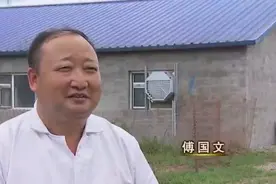 农村大叔给猪喝酒，依靠醉猪赚大钱，卖出1万头猪，年销3000万图片