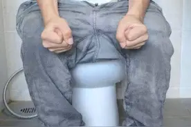 上厕所，大便前头干硬，后头软粘，代表了什么？进来瞧瞧图片