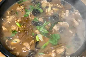 粉皮靠肉的家常做法，粉皮晶莹剔透，肉片嫩滑入味，汤汁鲜美，香图片