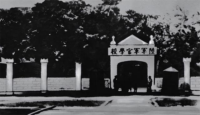 看到学校附近有陆军军官学校(原黄埔军校)的招生启事,而且学校在成都