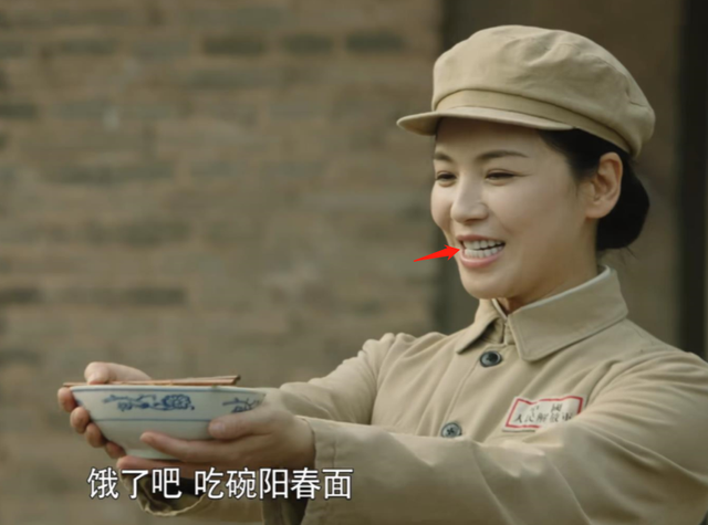 看了被“烤瓷牙”毁了的年代剧，我怀念起了海清殷桃的乡土味