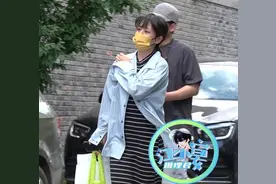 三年抱俩！苏醒陪小12岁娇妻现身街头，廖语辰二胎孕肚十分明显图片