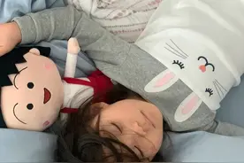 3岁女儿熟睡后，父亲伸手抚摸，妈妈醒来发现，怒掀被子直接懵了图片