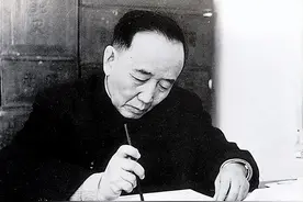 结婚五天出走，5年仅回一封信，时隔26年归家，向发妻行跪拜大礼图片