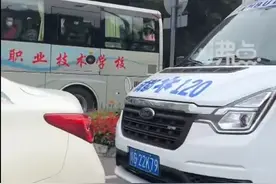 司机担心违法被拍拒给救护车让路，“扣分怎么办，我凭啥让你”，救护车工作人员：真的解释不通图片