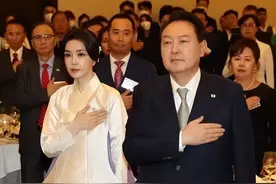 看了51岁韩国夫人才发现：中年女人穿“嫩色系”，比想象中更洋气图片