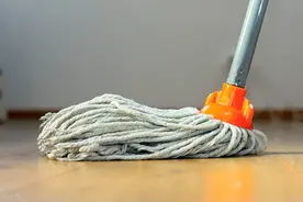 拖把用久了又臭又脏怎么办？教你一招，洗得特干净，异味也消失了图片