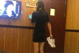 一见钟情，年轻小伙爱上足浴店女技师，单膝下跪求婚图片