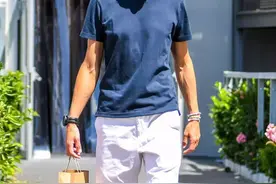 答应我，中年男人尽量少穿这4种T恤，多这样打扮会更帅气有气质图片