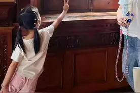陈赫全家罕见出游，夫妻俩抱娃姿势熟练，2岁小女儿出镜显呆萌图片