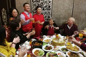 轮你敬酒只会说“吃好喝好”？牢记3句敬酒词，让人对你刮目相看图片