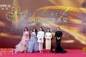 华表奖红毯：江疏影最现眼！影帝刘烨嗑瓜子，被刘德华帅到了图片