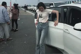 越闹越大！高速堵车第一辆车在干啥？龟速并排行驶，网友：扣12分图片