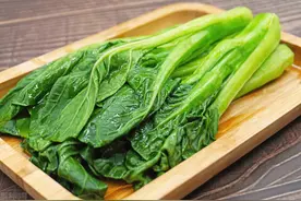 广东人炒青菜，为啥翠绿鲜嫩不出水？大厨告诉我3个诀窍，真实用图片