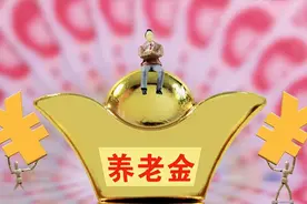 企业职工退休计算养老金时，工龄和个人账户哪个更重要？图片