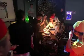 KTV包间里面为啥有厕所？听听服务员这么说的图片