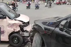 贵港五菱MINI与奔驰ML相撞事故走红网络，奔驰轮轴撞断，五菱完胜图片