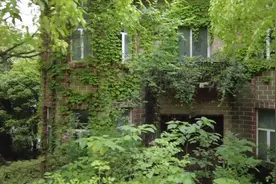 贵阳城郊废弃别墅群，环境优美堪称绿野仙踪，废而不拆终有隐患图片