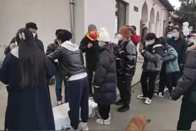 帮同胞撤离乌克兰的海外侨领：“我们就是一面旗子，插在边境等待同胞们的到来；被同胞信任很荣幸！”图片