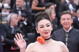 戛纳这一夜，有人靠大胸博眼球，有人裹得严实，审美差距出来了图片