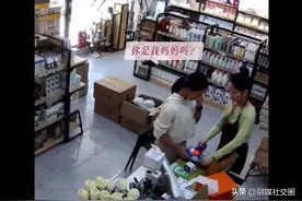 妈妈眼里孩子是最美的！女孩因外貌质疑自己妈妈拥吻回应图片