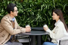 和一个女人聊什么话题，最容易聊出感情来图片