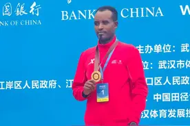 汉马刷新多项赛会纪录！武汉中学生包揽汉马13公里健康跑冠军图片