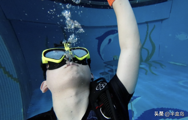 潜水员视角看《消失的她》:李木子困在深海观鲨笼里，还能自救吗