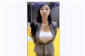 “公司发的职业装，我穿着太紧了，该怎么和领导说？”哈哈哈哈哈图片