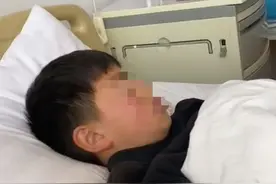 河南一男孩被老师用卷子甩头“误伤”右眼，家长质疑老师未及时通知耽误治疗图片
