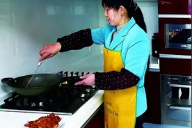 16年，上海一58岁保姆被雇主骗去美国工作，却惨遭雇主狠心虐待图片