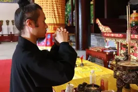 烧香为何一定是三根？每根分别代表什么？传统文化我们不得不知图片