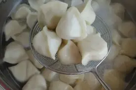 原来煮饺子有窍门，教你正确做法，饺子不破皮不露馅图片