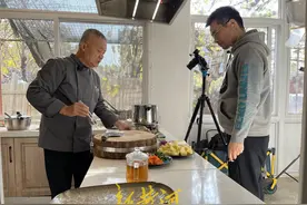 鲁菜老师父出山上网，教百万网友做传统鲁菜，引来赞美图片