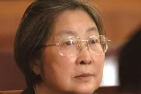 王海容与李敏年纪差不多，女儿孔东梅叫阿姨，李敏为何让她叫姐姐图片