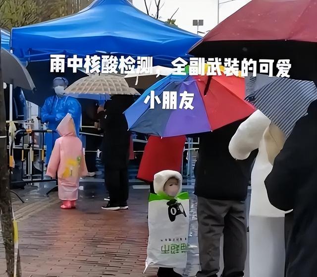 脑洞大开！奥特曼变身“大白”帮怪兽做核酸？上海9岁娃用手办记录封控生活