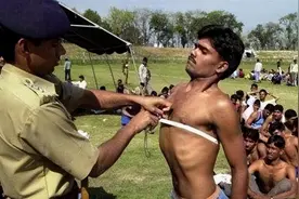 直击印度人入伍体检现场，有的人真的很尴尬图片